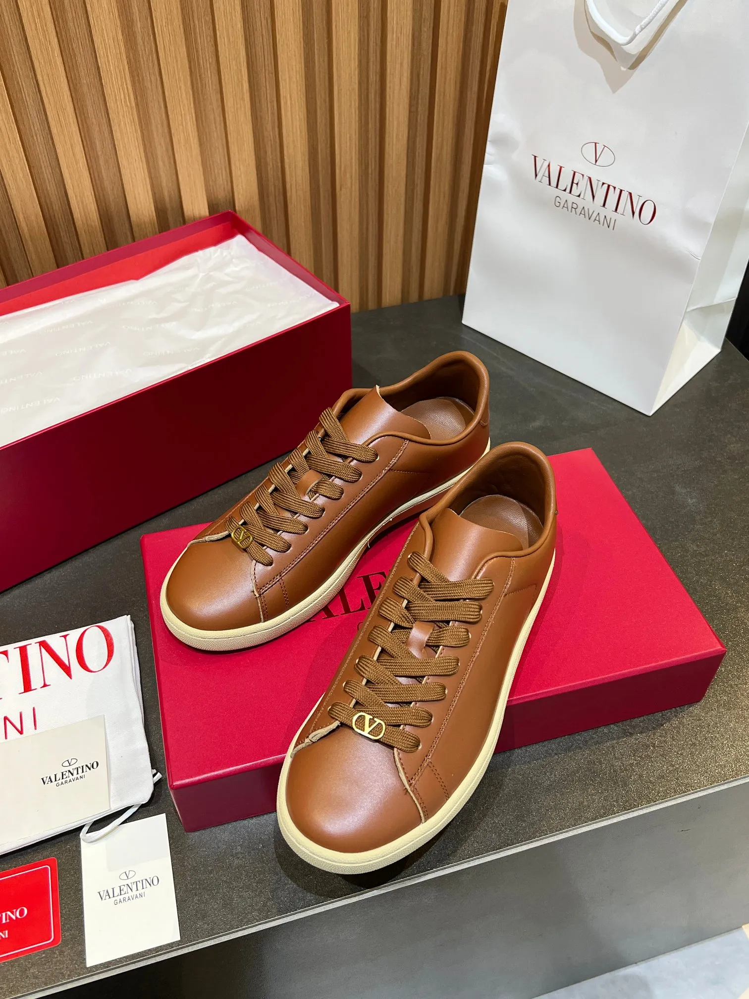 [Valentino] P: 640💰 Couple style, size: women 35-40▪️men 39-44 (45. Customized) Valentino VLTN casual shoes 2025 latest moral training shoes I can't put it down. Seiko details of cowhide sneakers, retro fashion, simple and advanced, casual matching. 1:1 restoration! Top luxury masterpiece, lace-up design, soft and comfortable imported calfskin brings excellent and elegant texture and excellent foot comfort. Top purchasing version upper: imported calfskin surface/original oil edge process + printing process. Inner lining: water-dyed cowhide lining. Outsole: original development 𝐓𝐏𝐔 two-color combination outsole. Packaging: full package with original configuration.